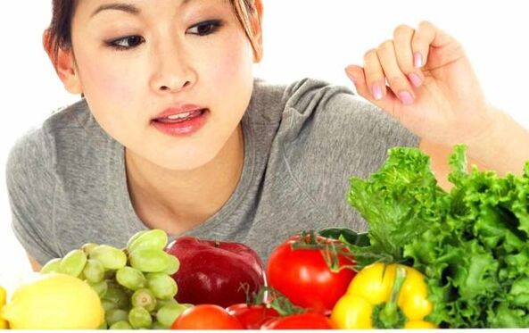 La ragazza giapponese sceglie i prodotti per una dieta