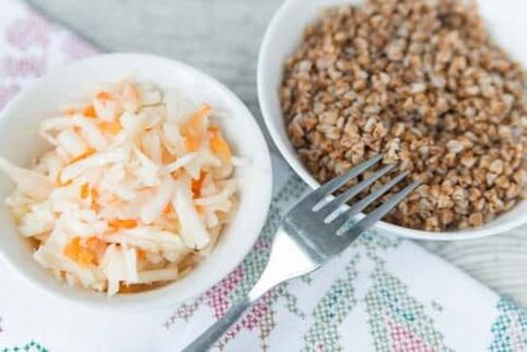 Porridge di grano saraceno e insalata