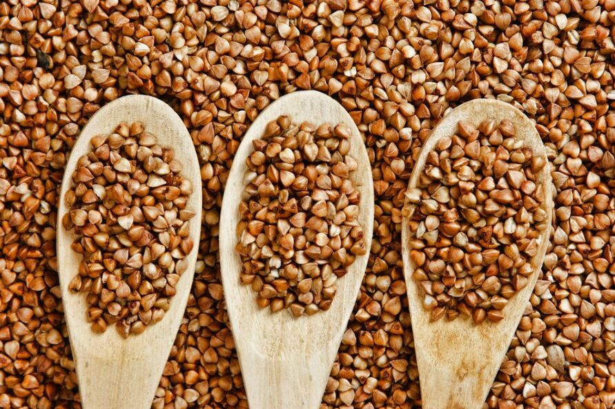 Grano saraceno in cucchiai di legno
