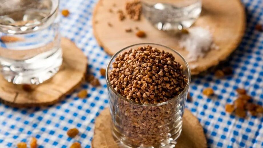 Grano saraceno in un bicchiere