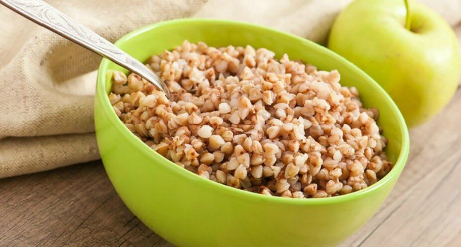 Porridge di grano saraceno con una mela